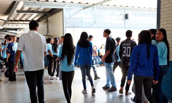 Pé-de-Meia paga incentivos a alunos nascidos em setembro e outubro