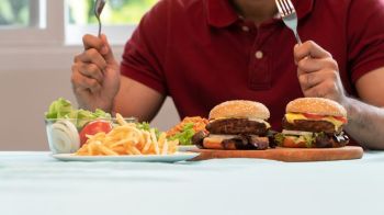 Desafios de comida: até onde o estômago suporta e quais os riscos?
