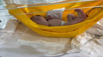 Dormir em rede ajuda prematuros a ganharem peso, indica estudo no CE