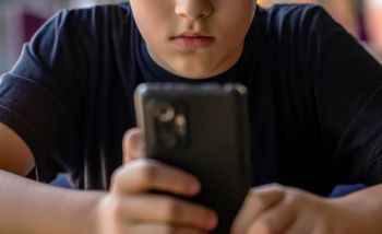 Como o consumo de pornografia na adolescência impacta a saúde mental?