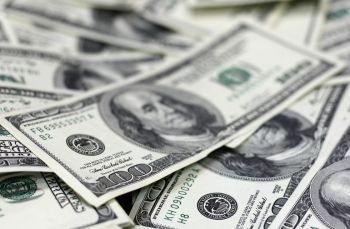 Dólar cai ao menor nível em três semanas; bolsa sobe 1,22%