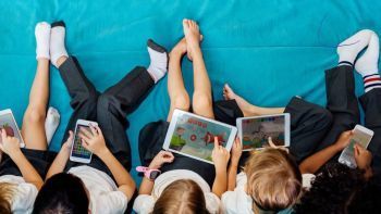 Celular na hora das refeições: um aliado para os pais ou um obstáculo para a alimentação infantil?
