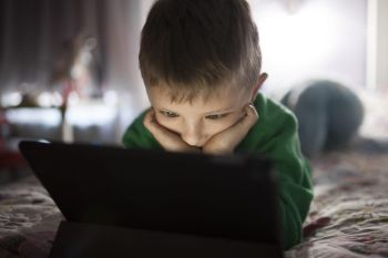 Olhos cansados, visão embaçada e dor de cabeça: os sinais de alerta do excesso de telas